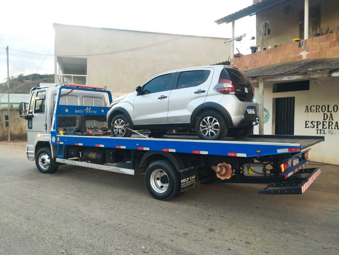 Guincho carregando veículo leve em Aimorés — atendimento rápido em Aimorés e região