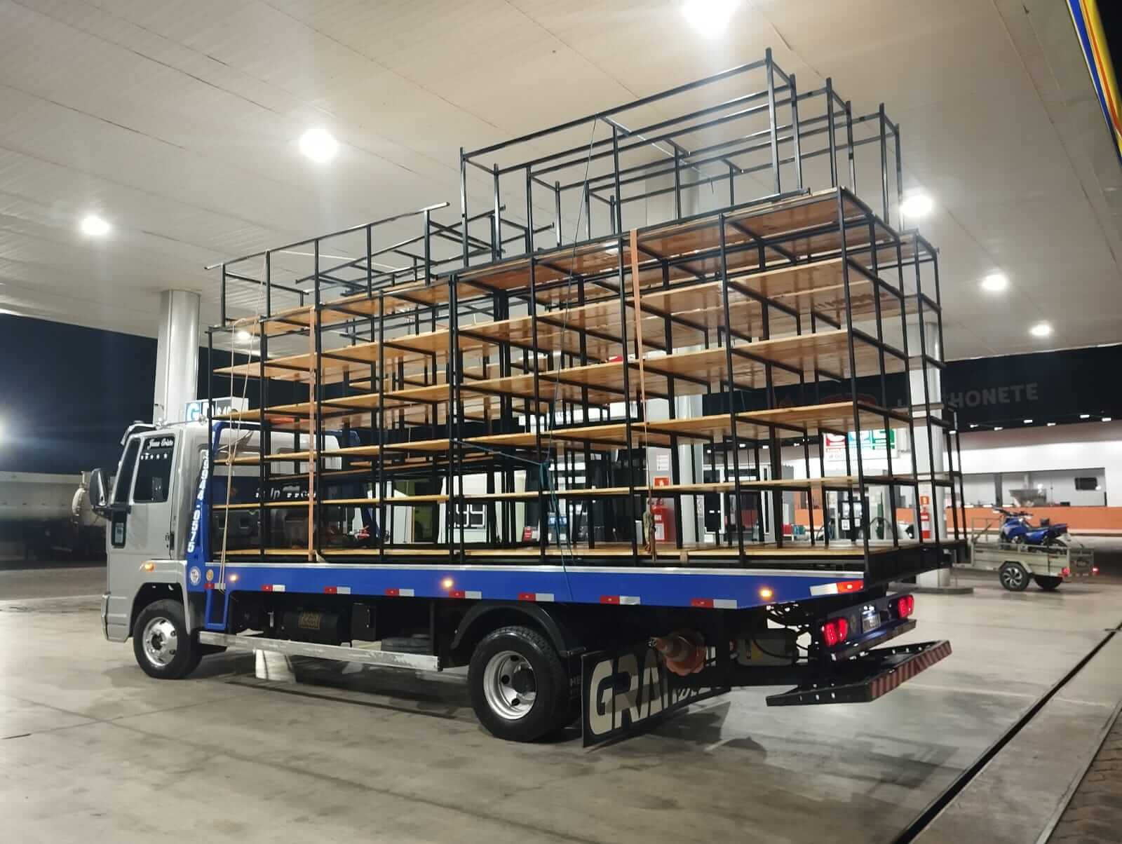 Caminhão transportando carga — frete e transporte de cargas em Resplendor e região