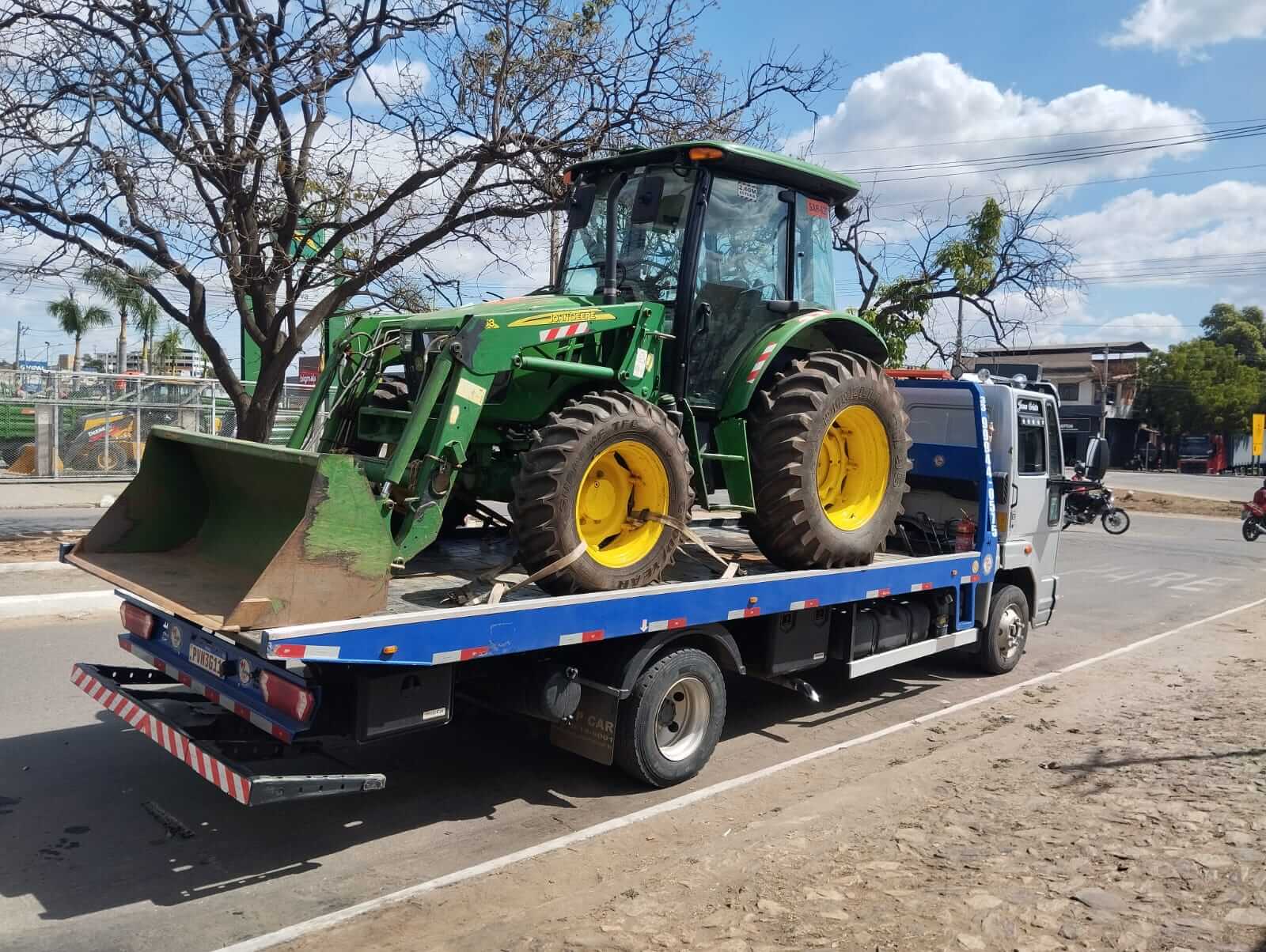 Guincho transportando trator — atendimento em Governador Valadares e região